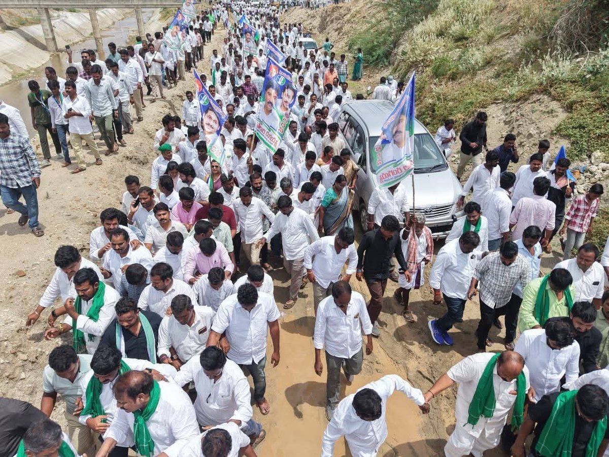 reddysac's tweet photo. "హంద్రీనీవా ప్రాజెక్టు పరిరక్షణ కోసం వైసీపీ పోరుబాట" కార్యక్రమం...!

"రాయలసీమ సాగునీటి హక్కుల కోసం ఇరిగేషన్‌ ప్రాజెక్టులను క్షేత్రస్థాయిలో పరిశీలించాలన్న నిర్ణయం మేరకు ఉరవకొండ నియోజకవర్గంలోని కూడేరు మండలం చోళసముద్రం సమీపంలో ఉన్న హంద్రీనీవా కాలువను వైఎస్సార్సీపీ రాష్ట్ర నేతలుతో కలిసి పరిశీలించాము...
ఈ కార్యక్రమంలో వైఎస్‌ఆర్‌ కాంగ్రెస్‌ పార్టీ నాయకులు, కార్యకర్తలు చోళసముద్రం వద్ద ఉన్న హంద్రీనీవా కాలువ వద్దకు పెద్ద ఎత్తున చేరుకొని జయప్రదం చేశారు...@we_ysrcp
@YSRCParty
@_Ysrkutumbam #YcpSocialMedia 
#uravakonda #Handriniva #canals #ysrcpandhrapradesh #ysrcp #Rayalaseema