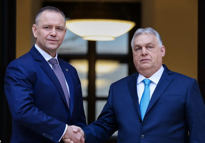 speedy5_3's tweet photo. Gdzie podział się Wiktor Orban?
Może jego najwięksi polscy przyjaciele wiedzą w jakiej mysiej norze się umościł? https://t.co/Wb3KK7JjuO