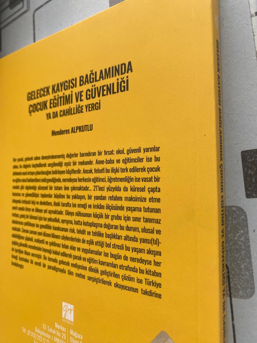 Malpkutlu's tweet photo. 📕📙📗📘📚📔Türkiye’de kurumsal-ihaneti de besleyen kronik paçozluğun nedenleri ve açıklaması, BİLGE-ROL MODEL Alev ALATLI’nın ve İlber ORTAYLI'nın tespitleri ve bu zihin kodlarıyla şekillenen aşağıdaki kitabımda bulunabilir. Şöyle ki;
1- Eğitim sisteminde nitelik ve imkan eşitliğindeki eksiklikler,
2- Toplumda emek, zeka ve ahlak gibi parametrelerde yetersiz ve paçoz olanların, nepotik dayanışmayla hak etmedikleri kamu kurumlarına yerleştirilerek bir tür devlet içi klanların oluşturulması,
3- Haksızca üst konumlara getirilen, bu kifayetsiz muhterislerin; konforlarını ve ekonomik imkanlarını gayrimeşru yöntemlerle çocukları üzerinden de sürdürme zafiyetine düşmeleri…