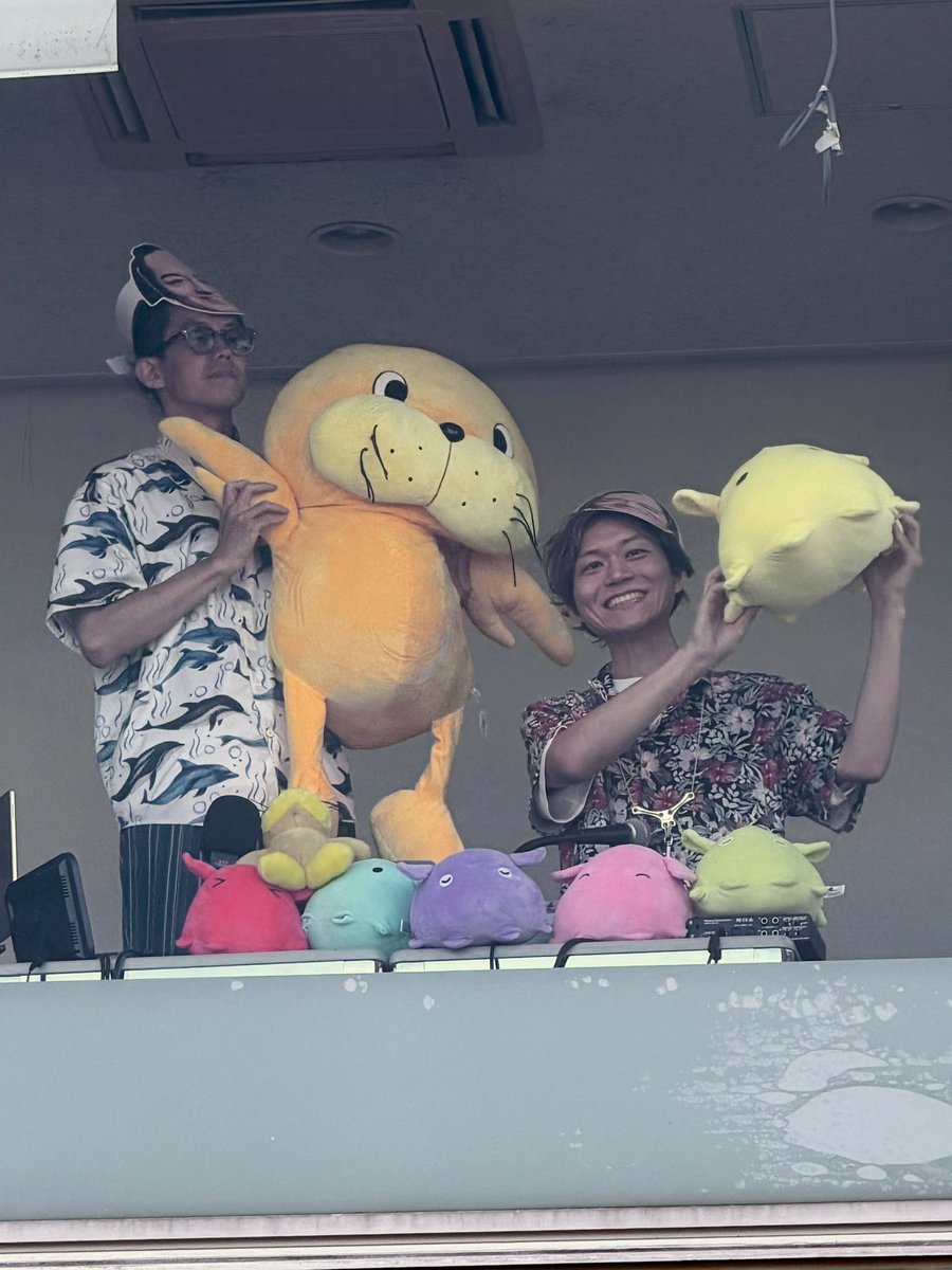 SBP1515's tweet photo. シーパラ🐬、1年ぶりに来た❣️😊
マツケンサンバ、暴れん坊将軍テーマの流れる中、『Radio With Blue』も聴けてハッピー😊🎶📻
今日は、つだーんがゲスト🎷
“初“生演奏もあって楽しかった😃
お友達がくじで当てた超特大シータ君、大活躍💛😊❣️
#シーパラ
#RadioWithBlue
#小池隼人
#津田征吾 https://t.co/d0VOp4X5w5