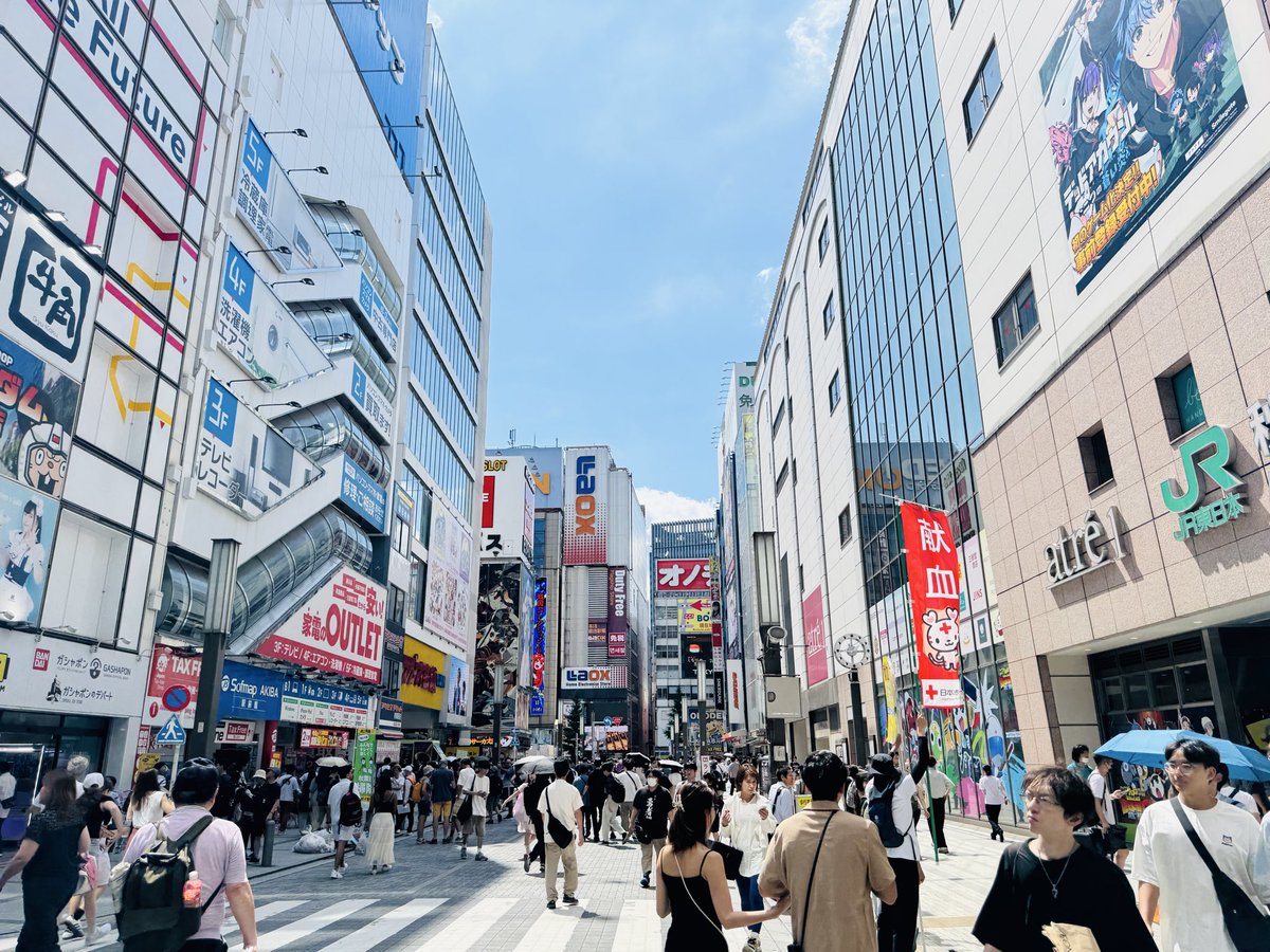 ya19820202's tweet photo. 仕事帰りの深夜に
ログインするVRChatのような
実家に帰ってくる安心がある

帰って来た
という感覚が強すぎるのだ

#アキハバラ https://t.co/E6qJvYmr8B