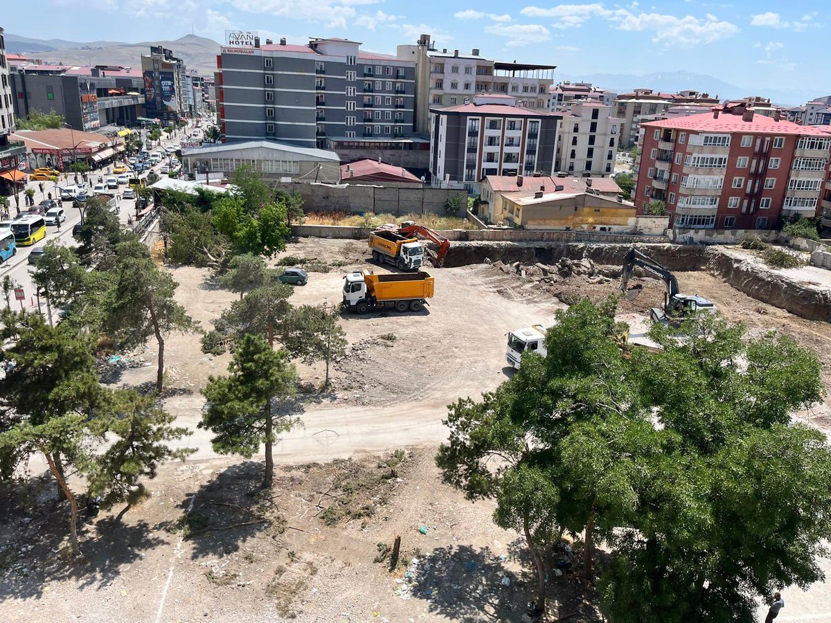 cetincevirel's tweet photo. Eski Hastane yerini Sn. @valibilmez desteğiyle Van’a park olarak kazandırmıştık. 

Şimdi sıra Eski Ordu Evi arazisinde!
Buranın betonlaşmasını değil, yeşil alan olmasını istiyoruz.

​Sn @valiozanbalci75 Van halkının bu sesine kulak vereceğinize inanıyoruz.

​#VanOrduEviParkOlsun https://t.co/5d7NBsVmus
