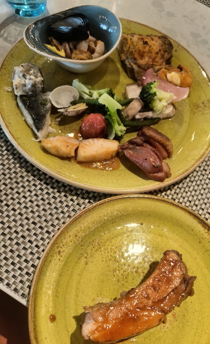 kakomusa's tweet photo. 友だちとガッツリビュッフェ😋
サラダいっぱい食べてタンパク質もいっぱい摂って、スイーツも欲張ったら苦しくてお腹が破裂しそうになった🤣

ダイエットは明日から〜♪ https://t.co/fqBzbNXqpP