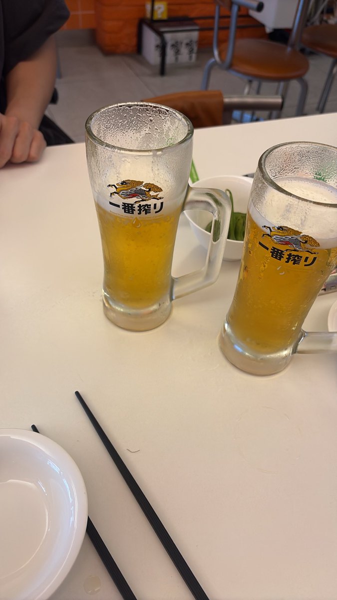 sommm1917's tweet photo. 둘 다 맨정신으로 못 하겠어서 술 마시러 옴 https://t.co/X7m8ce6oyX