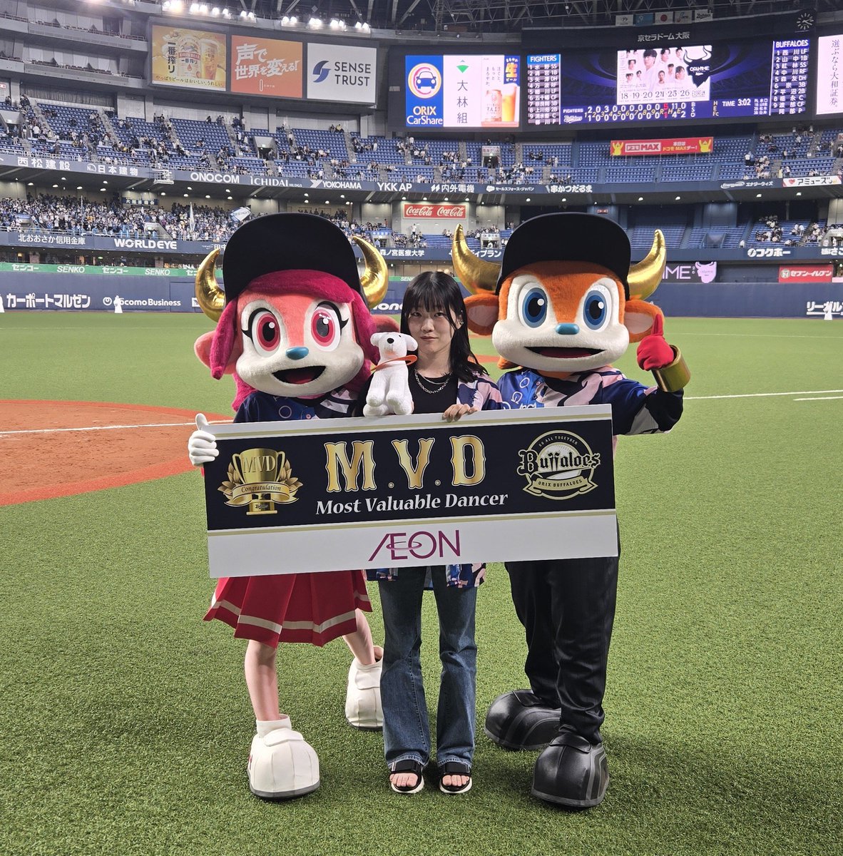 hatta_nsc49's tweet photo. いつも通り野球見に行ったらM.V.Dになりました✨
毎度狙ってたから嬉しすぎる！
オリックスが負けたこと以外は完璧すぎる日！
緊張して笑顔ひきつりすぎ😭 https://t.co/DBTM9zDAK3