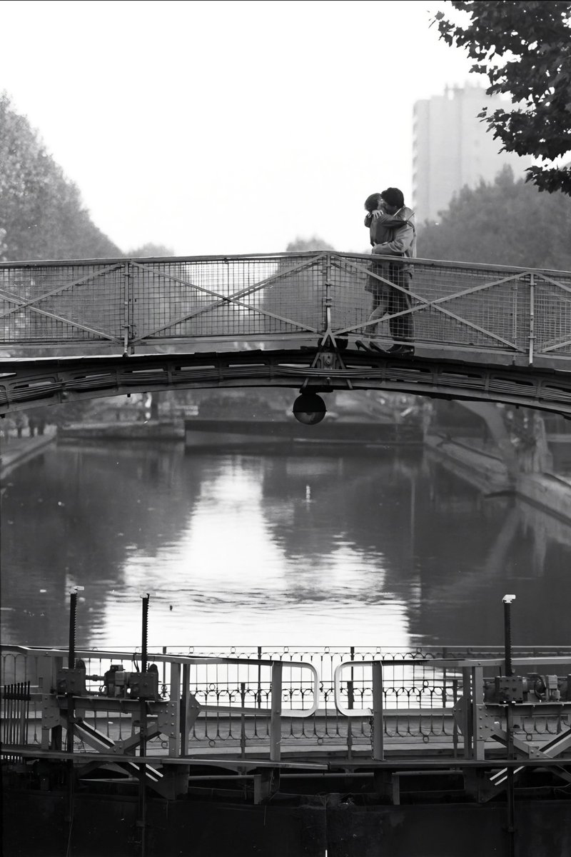 TheatreCin2301's tweet photo. #HereForCulture 🎀#Digital_Library
Bonjour ☕️ 🥐 🥝 Bon Dimanche à tous
Les amoureux du canal St Martin🗼Paris 1984
Photo de © Peter Turnley https://t.co/xTPqTPxYRg