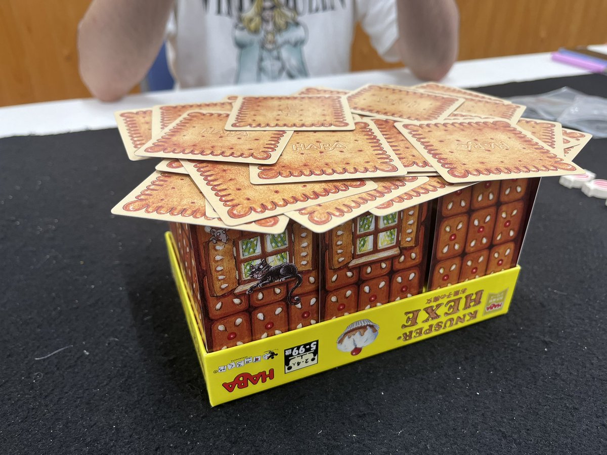 iida_game's tweet photo. 定例会で遊んだゲーム
「お菓子の魔女」
ゲームのセットアップが衝撃でした（笑）
屋根に乗ったお菓子カードを直前に引いたカードと被らない様に引いていくゲーム
慣れてくるとかなりカードが無い状態までいけるのでかなりスリリングな展開な熱い展開になるよ
面白かった！

#ボードゲーム https://t.co/6NfjGH33QJ