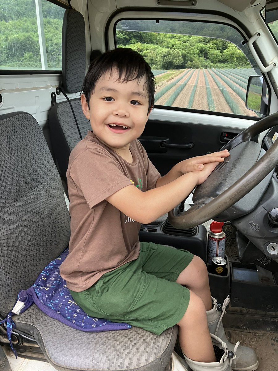 ap_wein's tweet photo. ネギの土寄せを手伝い、試しに収穫
すぐに汗だくで着替えがいくらあっても足りませんね笑 https://t.co/XIbCB4uZ9w