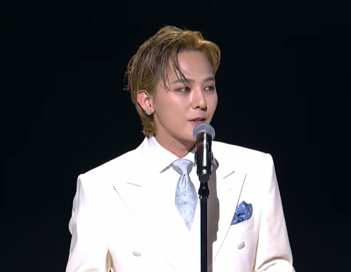 isrocketqueen's tweet photo. HE’S SO HANDSOME 
#GDRAGONxUNESCO https://t.co/46qIu6G5gI