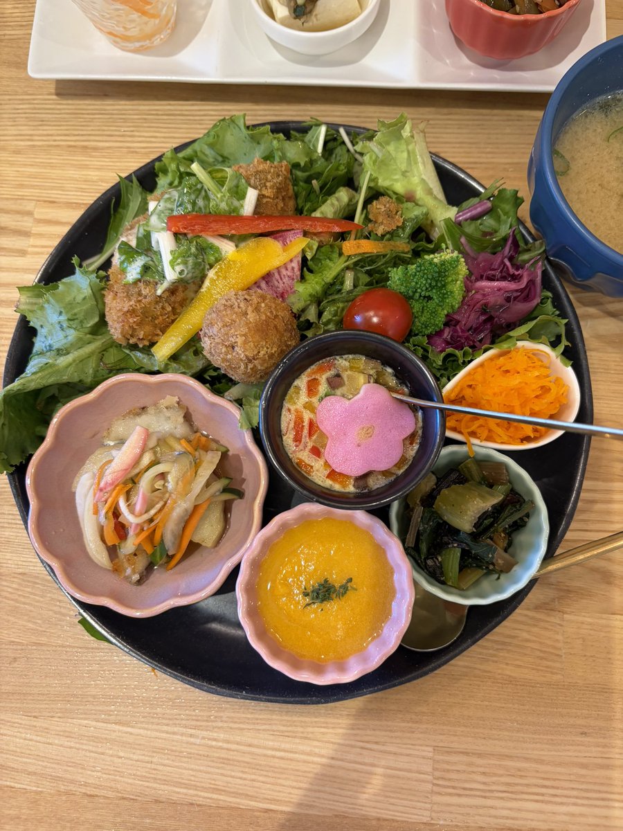 nekoPinuK's tweet photo. ／
金沢グルメ
家庭料理と野菜マルシェ
#畑の子
＼

久しぶりの来店。
店主の笑顔とボリューム満点の野菜たち。
変わらないおもてなしがいつもここに。 https://t.co/CVpgvpQKkv