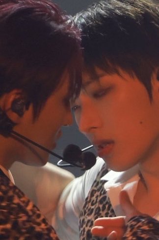minkisarmpit's tweet photo. the mics kissing… this is all so intimate https://t.co/0URd1paB16