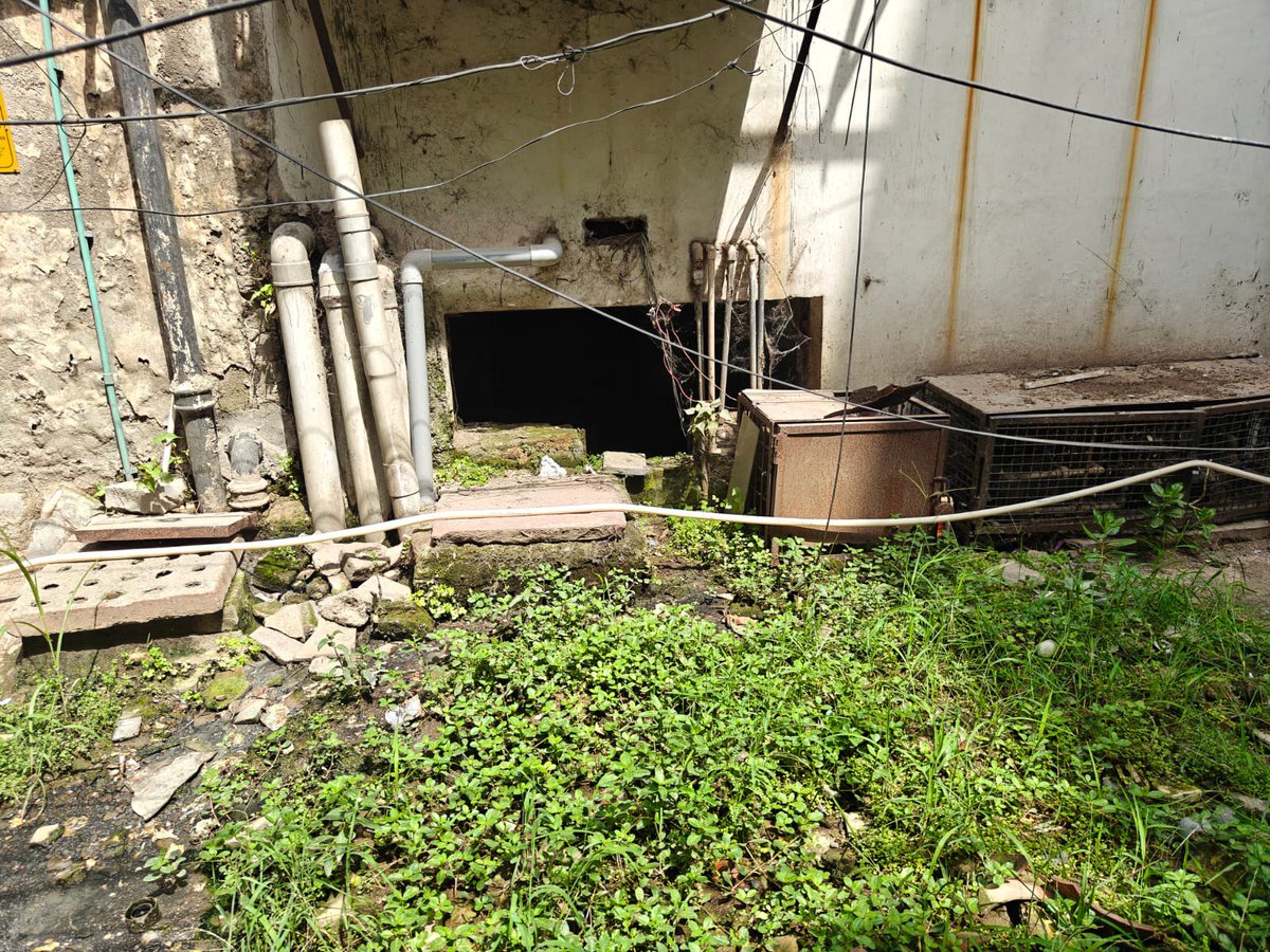 LEADERAARTI's tweet photo. @PMOIndia @CMRekhaGuptaFC
@parvezsahibsingh @DalbirSinghCo @AtishiAAP @rajpal 
Urgent It's 1 mnth with no water in C Blk East of Kailash,over 40yrs resident hv never faced such a crisis.Sen ctzn chld sick people r suffering Water isa necessitysupplycrisisAarti Juneja9911779803 https://t.co/Hr8iJ2GhAO