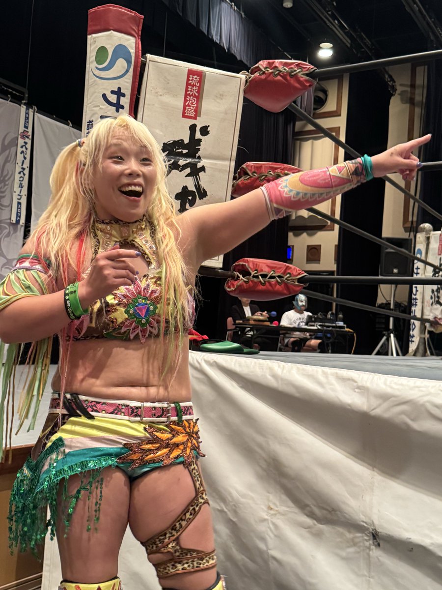 korondemohitori's tweet photo. 試合終了後に詰められるみさき。何年選手かと問われる図。まさかの同期に驚くゆなもんの図。
#琉ドラ https://t.co/AnruE40uEC