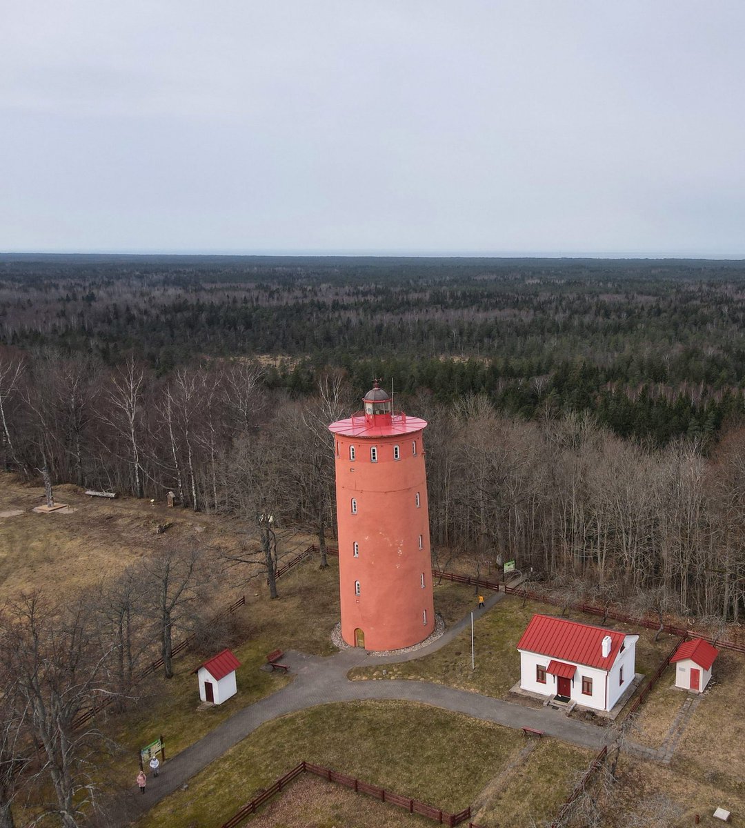 jpiksens's tweet photo. Šlīteres bāka atrodas 5,3 km attālumā no Baltijas jūras krasta Šlīteres Zilo kalnu kraujas malā. Bākas torņa celtniecību iesāka 1849.gadā un pabeidza 1850.gadā. No laukakmeņiem būvēta torņa augstums 26 metri. https://t.co/Vi7YGKxWRo https://t.co/yPf8ncvETY