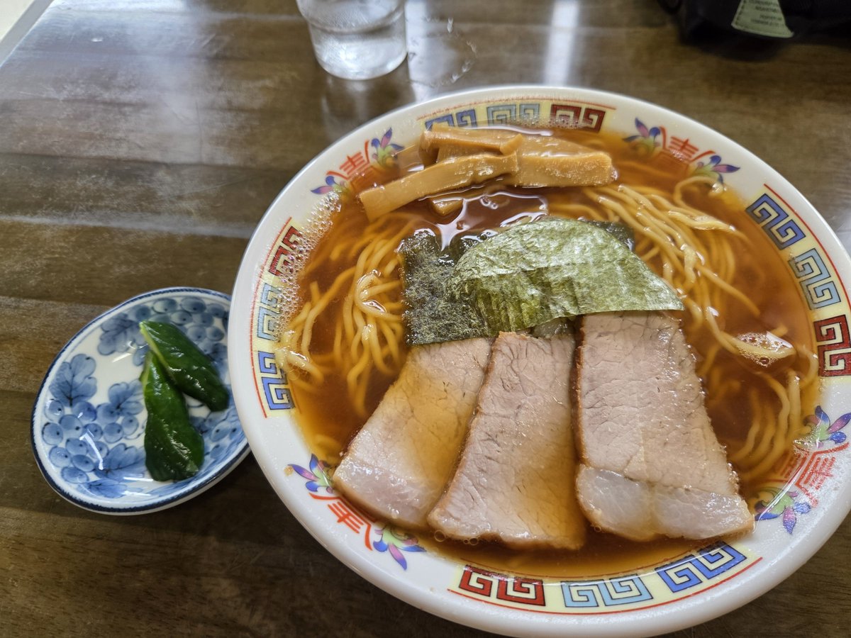 benben2106yanky's tweet photo. 鶴岡市☆文下食堂♪中華そば900円♪フラれ気分なのでTOM★CAT聴いて此方に🍜王国老舗の旅‼️初訪前7後7🎶メニューは中華そばのみ店内激アツ💦鶏の旨みフワァからの魚介の旨味の効いた醤油スープに柔めのツルプリ中細麺‼️肉々しいチャーシューにしんなり柔らかメンマ海苔✨️歴ラー好きの俺にはコレはシミィール🎶完食汗だく😍👌💯御馳走様でしたm(_ _)m