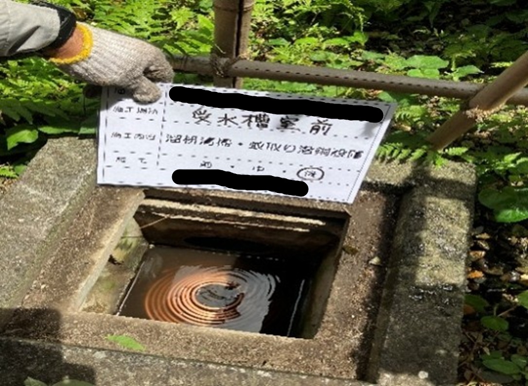 katori_sendo's tweet photo. 大きな雨水桝用の蚊とり潜銅の注文をいただきました。
その後、蚊とり潜銅を設置した写真をいただきました。 https://t.co/E4hqfRZ3zK