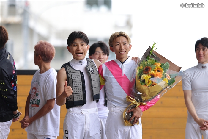 keibalab's tweet photo. 【盟友であり戦友】
鷲頭騎手は5年目。最後は同期の佐々木大輔騎手と笑顔でツーショット。後ろにはインは近道を着用された方の姿も。
#鷲頭虎太 #佐々木大輔
https://t.co/PZ1KHLVbtS https://t.co/KB4MyX11rJ