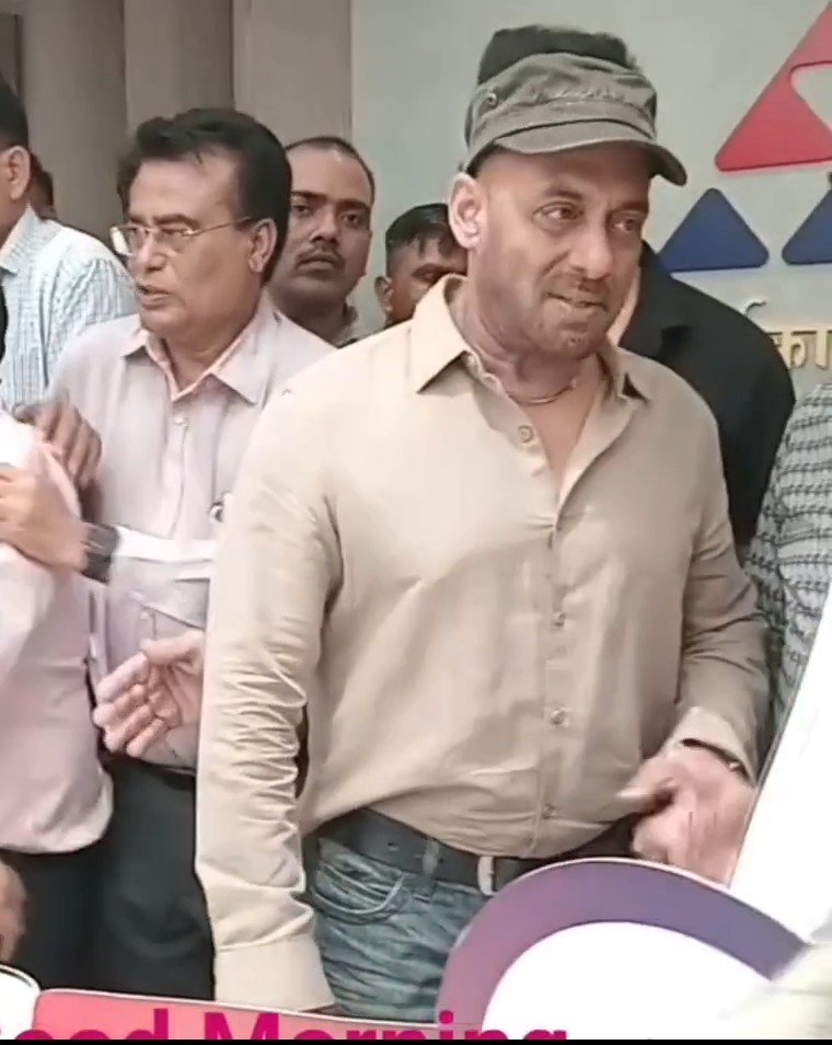 mythicbxrn's tweet photo. I don't think any other celebrity has ever fooled public as much as salman khan. Why do you even need to fool people with Photoshopped and Ai pics? Is it hard to accept your age or his all the sins and crime coming back to him finally??

On weekdays.                 On weekends https://t.co/UvqMMIAtHI