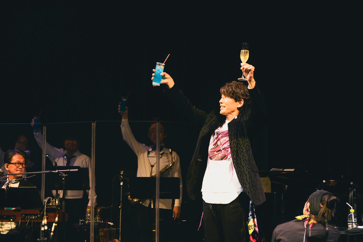 fujiki_official's tweet photo. 藤木直人
本日、54歳の誕生日を迎えました！

おめでとうございます！👏
ありがとうございます！🙏

たくさんのお祝いコメント
ありがとうございます🙇

そして、本日より
藤木直人 初の Billboardライブツアー開幕🎸
会場でお祝いしていただきました！🥂

めでたいづくしの本日…
情報解禁もたくさん🫢

つづく