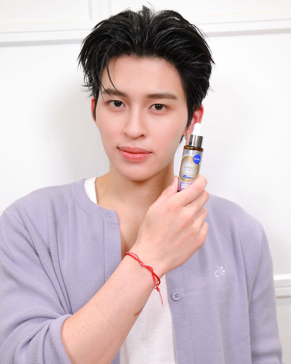 ppnaravit's tweet photo. หน้าโกลว์ใสสาแก่ใจเธอรึยัง ใสแบบนี้ต้อง NIVEA Skin Glow Serum เท่านั้น 💜✨ เหล่าคนดื้อหน้าโกลว์ทั้งหลาย... พร้อมหรือยังที่จะมาปิดตำนานเยาวราชไปด้วยกันผมและ @phuwintang  2 กันยายน 2569 เจอกันในกิจกรรม NIVEA Skin Glow x Pond-Phuwin นะครับ  ร่วมกิจกรรมง่ายๆ แค่มียอดซื้อ NIVEA Skin Glow ที่ร่วมรายการสูงสุดในระยะเวลากิจกรรม ที่ Watsons ทุกสาขาทั่วประเทศ หรือ Watsons Online  ตั้งแต่วันที่ 25 มิถุนายน เวลา 00.01 น. – 22 กรกฎาคม เวลา 23.59 น.  รายละเอียดเพิ่มเติมดูได้ที่ FB: NIVEA Thailand และ X: NIVEA_Thailand ครับ  #NIVEAKSKINGLOW #NIVEASkinGlowxPondPhuwin #นีเวียสกินโกลว์ #ppnaravit #phuwintang #ปอนด์ภูวินทร์ #PondPhuwin