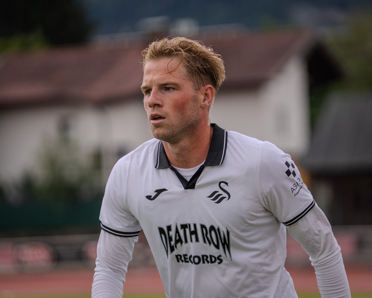 SwansOfficial's tweet photo. Good to see these two in a Swans shirt yesterday 🤝 https://t.co/Kr5xf8xjwJ