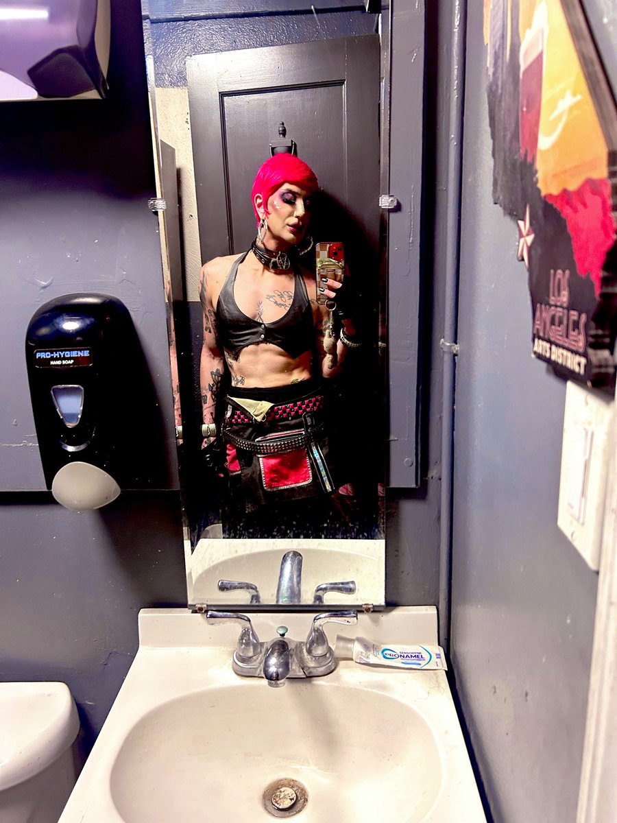ItsScarlettBobo's tweet photo. Felt all of my oats at @MensRoomBar tonight!!  
Thank you to all you F@GS that twirled with me all night. https://t.co/X3187zXjAs