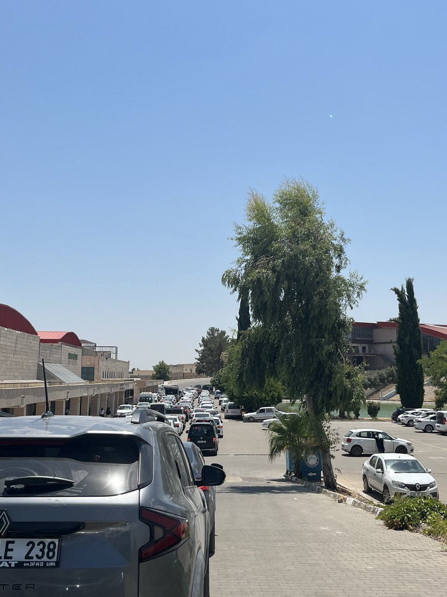 Baver82's tweet photo. Sen gel 50 derece Urfa’nın sıcağında dgs sınavına gir oda yetmezmiş gibi üniversitede basık çukurda gir sınava #dgs 
@cansellkooo https://t.co/ed43ETPO6b