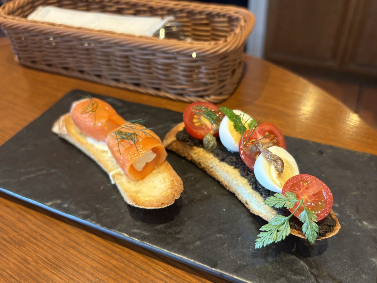 menesurabo_D's tweet photo. 日本代表の応援を終えたあとのW杯は、愛するスペインに全力でエールを送りつつ、スペイン語圏のほかの国々のことも熱く見守ります🥰💕

そこで決勝戦前日のきょうは、推し国の優勝祈願としてスペイン料理を堪能🇪🇸♥️

🍷ノンアル赤ワイン
💎ピンチョス
🌕スペイン風オムレツ
🥘パエリア

¡Vamos España! https://t.co/myntioC7Yr