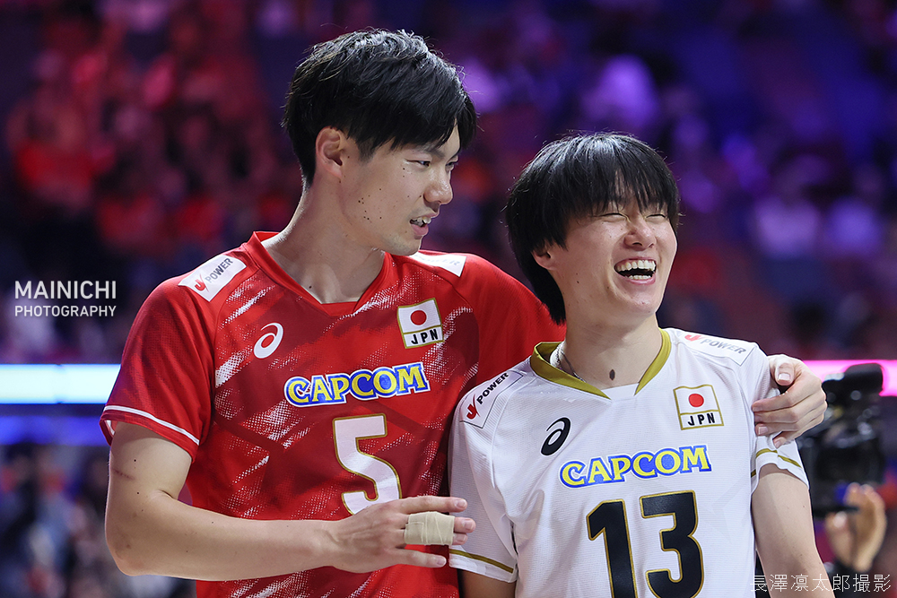 mainichiphoto's tweet photo. バレーボール・ネーションズリーグ男子はアルゼンチン戦が始まります。写真は試合前、笑顔を見せる小川智大選手（右）と大塚達宣選手です。

写真特集→https://t.co/i0PjPlEQDe https://t.co/NGm3VEr7KL