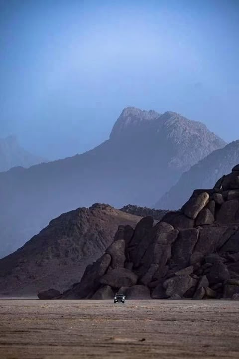ShaimaaAlMahd's tweet photo. خطوط الرحلة ومخيمات المستكشفين تحت ظلال التشكيلات الصخرية العجيبة.. تفاصيل دافية تحكي عن شغف المغامرة في أطراف بلادنا الغنية بالكنوز 🚗⛺ 
#سياحة_صحراوية #أجواء_مغامرة #نقاء_بصري #Libya https://t.co/9lUUCdwJ0Z