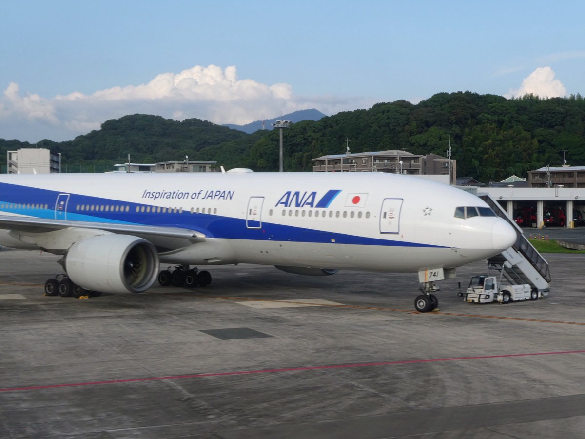 junandelenita's tweet photo. 福岡に着いたらMy推し機のトリプル741Aがこんなところに😰
どうしちゃった？！
また不具合かしら💦
昨日午後から飛べてないみたいです😭
#ANA　#福岡空港　#JA741A https://t.co/SG6urtoOYB