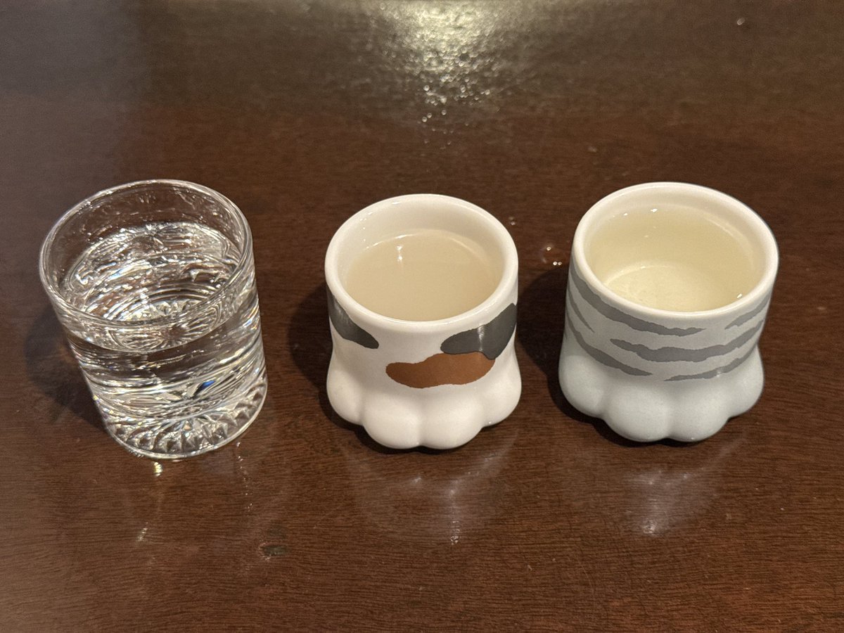_moorika_'s tweet photo. CARAMEL TRICK
お酒もちより飲み会

いつもの面子で始まる酒宴。
今宵のテーマは日本酒だった。
肴も旨く、酒も米も話も進んだ。
良い夜だ。

次回の酒クズ会はウイスキーだそうで。
既に持込候補が3本もあるのだがね？

#キャラメルトリック https://t.co/9Oivv6NNAX
