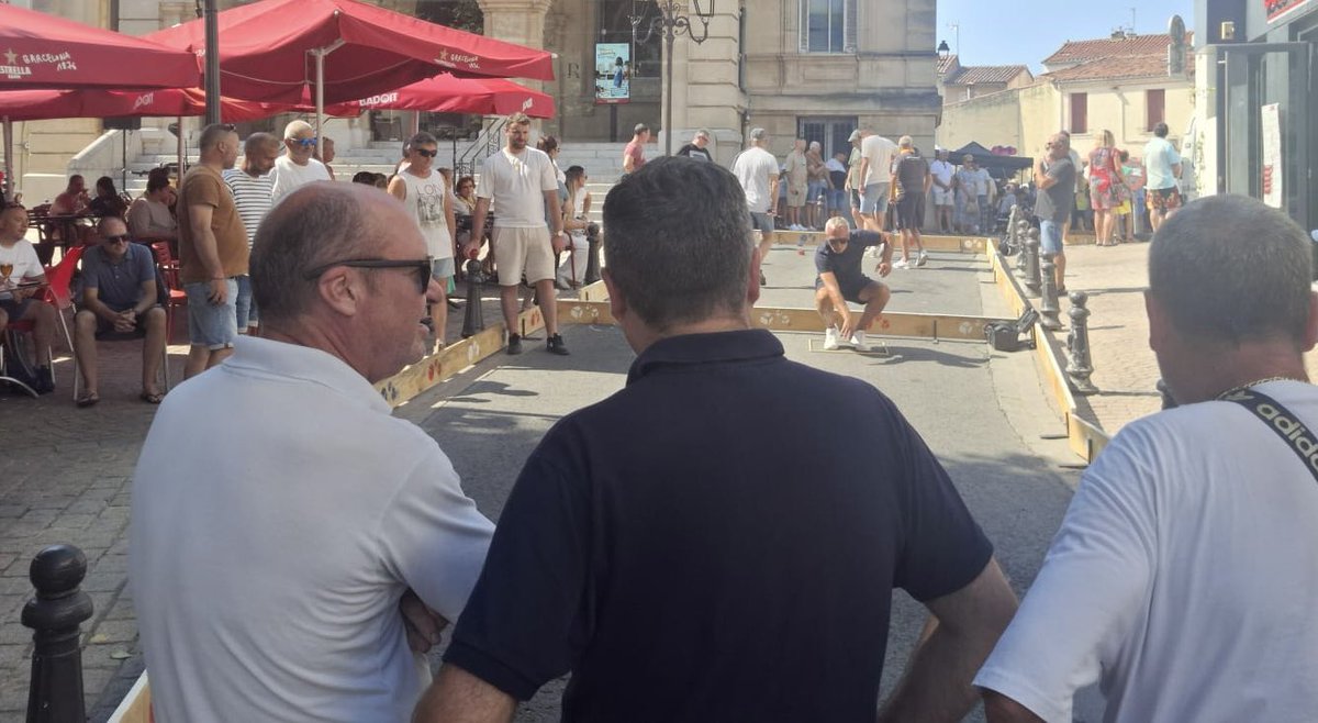 CDelapierre's tweet photo. À l’occasion de la Fête du Muscat à #Frontignan, heureux de participer au traditionnel tournoi de boules carrées.

Un beau moment de convivialité, de partage et de bonne humeur en famille, entre amis et avec les habitants. https://t.co/4CbL1fyuMa