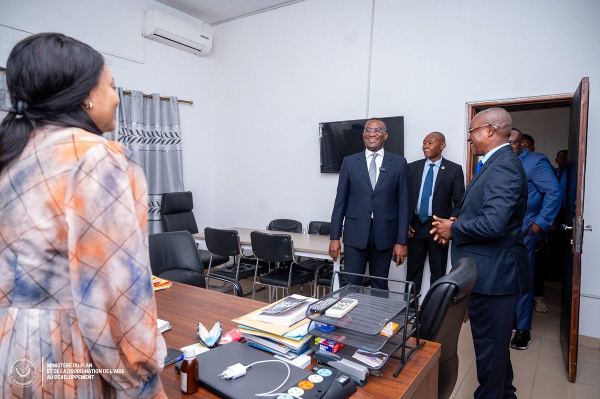 PlanRdc's tweet photo. 18.07.2026 | Kinshasa-RDC
Leadership de proximité : Guylain Nyembo à l’écoute des agents et cadres du Ministère du Plan & CAD et de ses structures sous tutelle

Le Ministre d’État, Ministre du Plan & CAD @guylainnyembo_ , a effectué, le 17 juillet, une visite de travail au Secrétariat général ainsi qu’auprès des établissements et structures sous tutelle de son ministère.

Cette première tournée traduit sa volonté d’instaurer un leadership de proximité, de renforcer le dialogue avec les équipes et de mobiliser l’ensemble des services autour d’une administration plus performante, fondée sur la discipline, le professionnalisme et la culture du résultat.

Partout, les agents et cadres ont salué cette démarche, symbole d’une gouvernance participative et d’une attention renouvelée portée au capital humain.

Cette visite intervient alors que le ministère accélère la mise en œuvre de plusieurs réformes stratégiques, notamment le RGPH2, le PDL-145T, le MESAG…

"Le pays attend beaucoup de ce méga-ministère. Nous avons le devoir de produire des résultats concrets, avec professionnalisme, discipline et esprit de service." Guylain Nyembo

De l’Administration centrale aux structures sous tutelle, cette tournée illustre la volonté du Ministre d’État de fédérer les équipes autour d’une ambition commune : faire du Ministère du Plan & CAD un acteur stratégique au service du développement de la République.

#RDC #Plan #Gouvernance #LeadershipDeProximité #CultureDuRésultat #RGPH2 #PDL145T