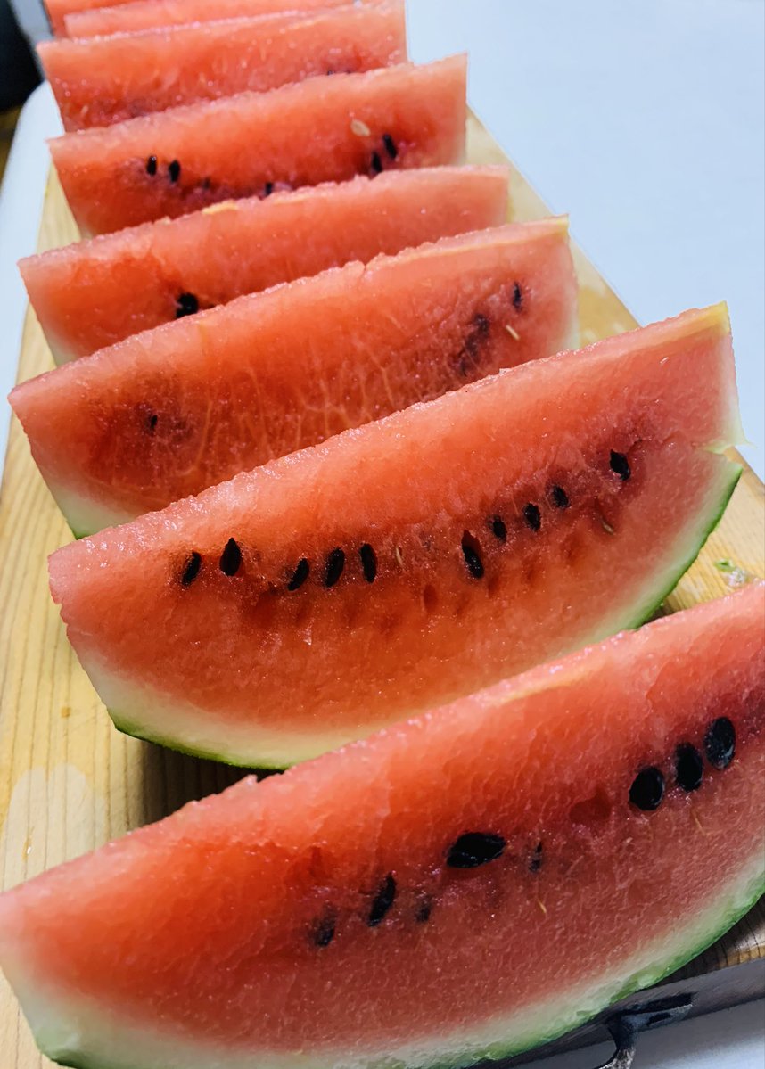 seedpaseri's tweet photo. 相方が初めて作った西瓜🍉を収穫。
大玉のはずが、なぜか小玉サイズ（笑）
まずまずの甘さでした😋
#家庭菜園 #スイカ https://t.co/hqGTCnr4E4