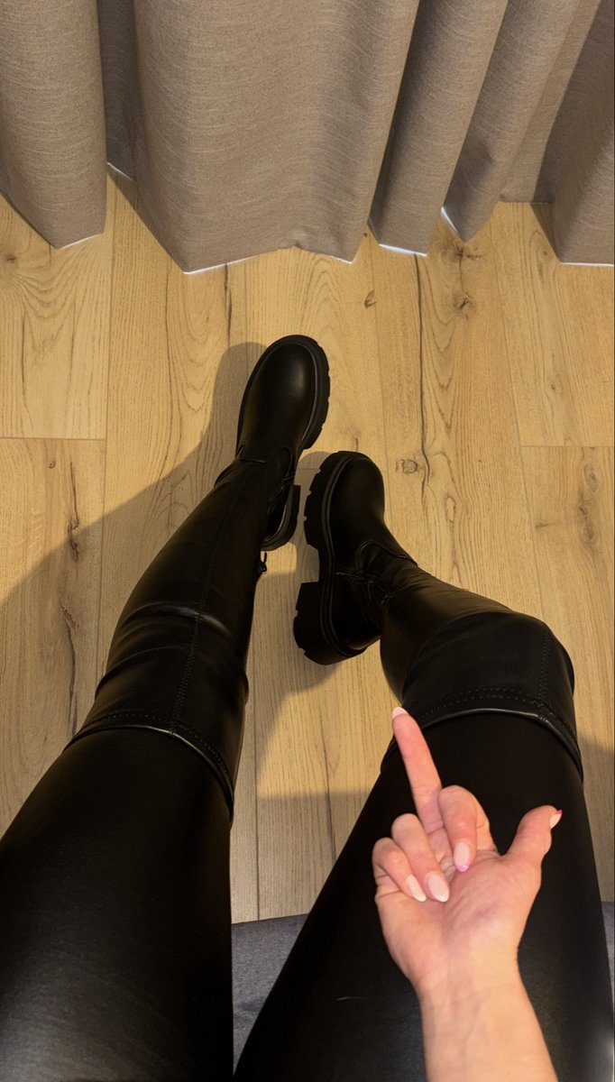 QueenMila_F's tweet photo. Leather on leather. Oops, you are feeling weak now😵‍💫 https://t.co/K9EognUSnF