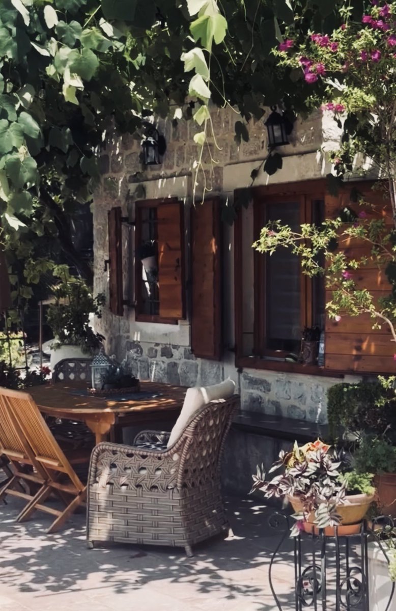 SeOoona's tweet photo. Kad/ako dočekam penziju, ovde ću da se skućim i u miru provedem penzionerske dane. A da tada moram da proteram Ruse 🙄
📍Rose 🤍 https://t.co/7yvYGAqvU0