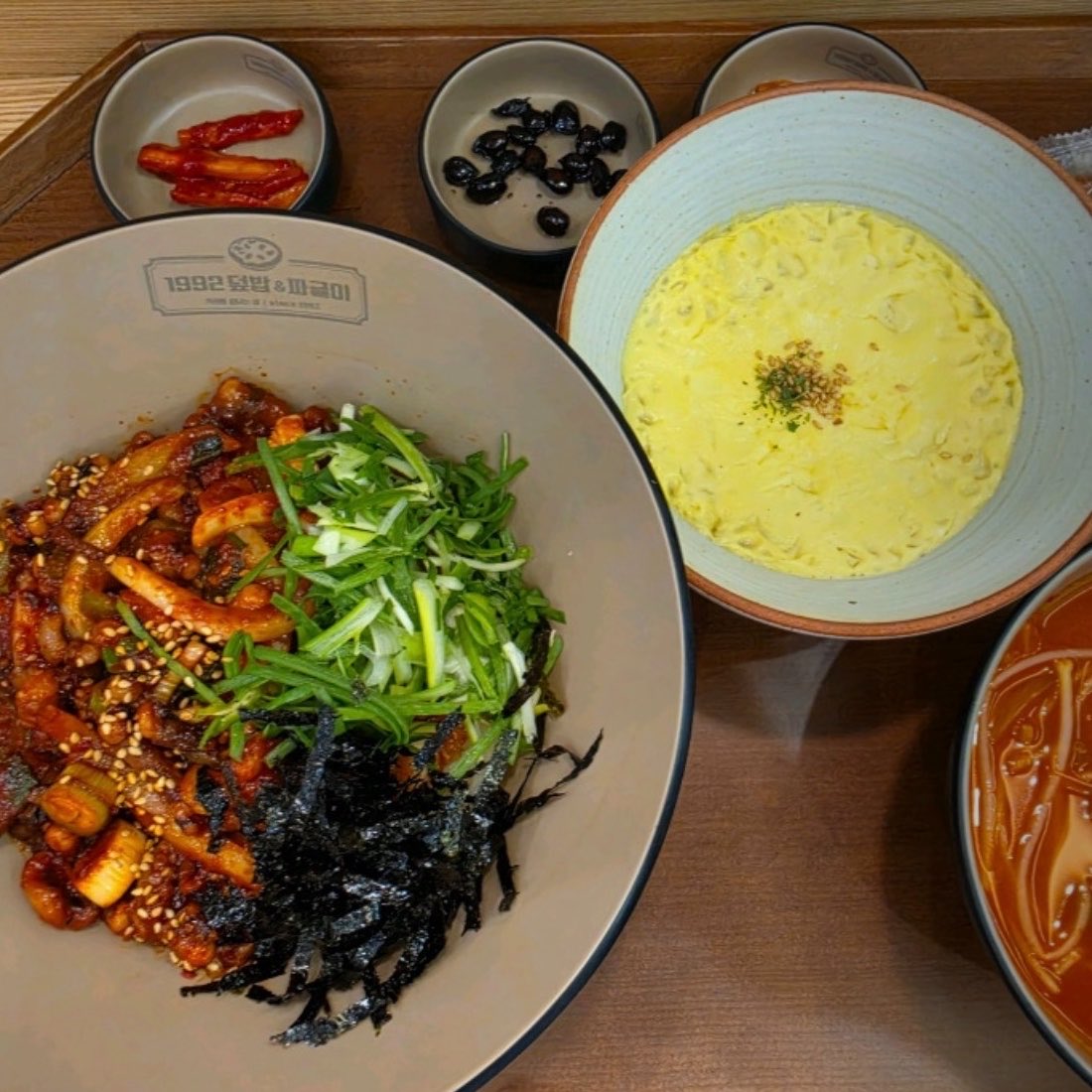 1994kg_yk's tweet photo. 1人渡韓される方によく聞かれるので…
江南エリア1人ご飯できるとこまとめ🍽️
(現地会社員のリアル1人ご飯リスト)

📍프레퍼스 다이어트프드 강남직영점
(タンパク質多め、ダイエット飯なのに美味い)

📍덕자네방앗간
（まじ穴場、ここのトッポッキが激うま）

📍레이지요거트 강남점
（グリークヨーグルト専門店の中でも種類多め）

📍1992덮밥&짜글이 신논현점
(丼系とチゲの濃いバージョン)

現地の方も多く利用するお店だから、場所によってはお昼の時間は混みますので注意⚠️