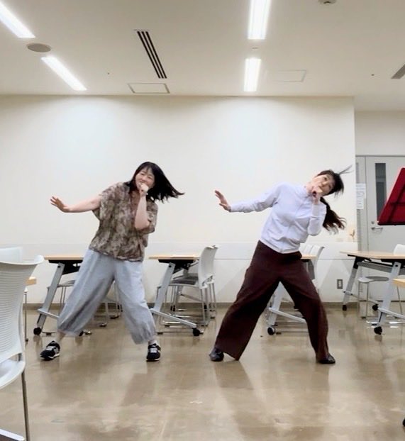 TarikaImamiya's tweet photo. 今日は7/24  本番
LIVE【MONSTER】の稽古🎶

①あきちゃんソロ練習中に宣伝今宮☺️

とある一曲にて・・

②またまた歌詞を引き出す動き攻撃〜🤩

③いやいや笑っちゃってるやん🤣

④気を取り直して頑張っております😍

明日は【私の顔した死神】の稽古👻

うひゃ〜😱だけれど幸せなのである！感謝❣️ https://t.co/tmv2FCw2nM