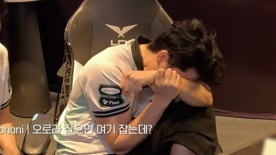 gifgif722's tweet photo. 이팀에서 제일 불안회피형인게 감독이라고 https://t.co/N3nLT7DG4i