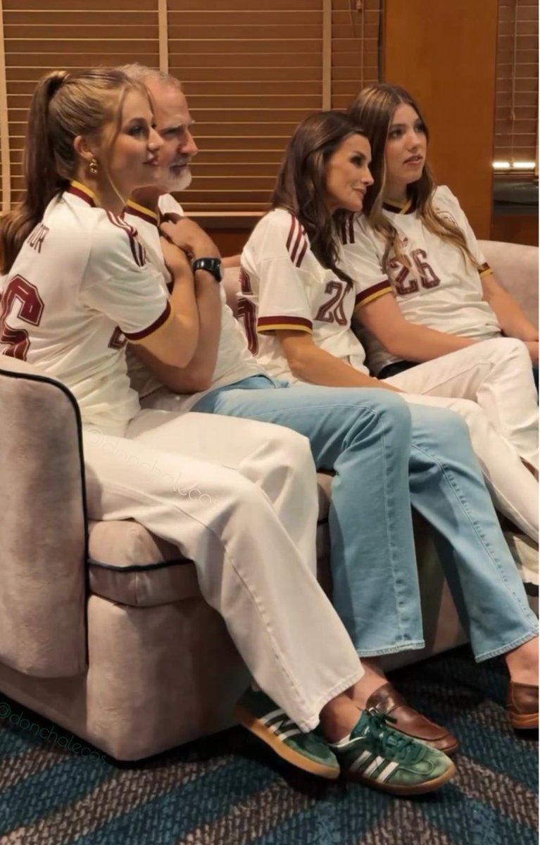 DonChalecos2's tweet photo. Leonor con las Adidas Gacelle desgastadas y descoloridas y tú con 9 suspensos y sin pegarle un palo al agua, gritándole a tu madre para que te compre tu quinto par de Jordan o unas Off White. https://t.co/LvNVErLcCk