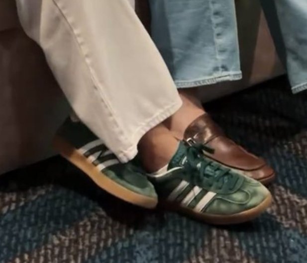 DonChalecos2's tweet photo. Leonor con las Adidas Gacelle desgastadas y descoloridas y tú con 9 suspensos y sin pegarle un palo al agua, gritándole a tu madre para que te compre tu quinto par de Jordan o unas Off White. https://t.co/LvNVErLcCk