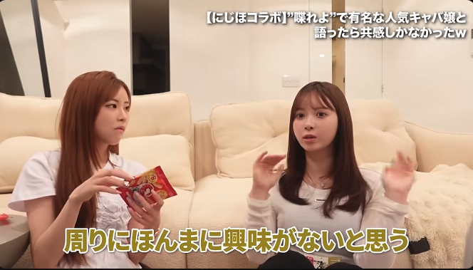 Nokin616's tweet photo. 「女として見られたくない。だから、雑にする。」

「喋れよ」というコメントで話題になったにじほさんが、ヤマトリノさんのチャンネルに登場した。
「喋らない理由」と「それでも売れ続ける理由」が、ここで全部出た。

①「色気ないね」と言われた
キャバ嬢として、「女として見られたくない」と言った。
色恋で好きにさせても後々めんどくさくなる。
だから、あえて女という要素を外す。

「色気ないね」と言われたら「色気なくしてんだよ」と思っている。
二人は「同じタイプ」とリノさんが笑った。

②お互いの売り方を「真似できない」と言い合った
リノさん： 「私みたいな売り方は頑張ればできると思うけど、にじほちゃんの売り方は多分無理だと思う」

にじほさん： 「初めてリノさんの席についた時、この人の売り方ってほんまに誰もできへんやろなと思いました」

③「悪口を言わない」のは、優しさじゃない
お客さんが誰かの悪口を言ってくる。
同調してしまったら、「言ってたよ」と言われるリスクになる。
「そういうリスクを考えたら言わない方がいい。売れてる子ってそれができてる」

ジャングルで常に2〜3位。1位を取ったことがない。
「取ろうとも思っていない」と言った。
5位以上になると、みんな周りに興味がない。

嫉妬も、蹴落とすも、ない。
それが、ジャングルの上位だった。