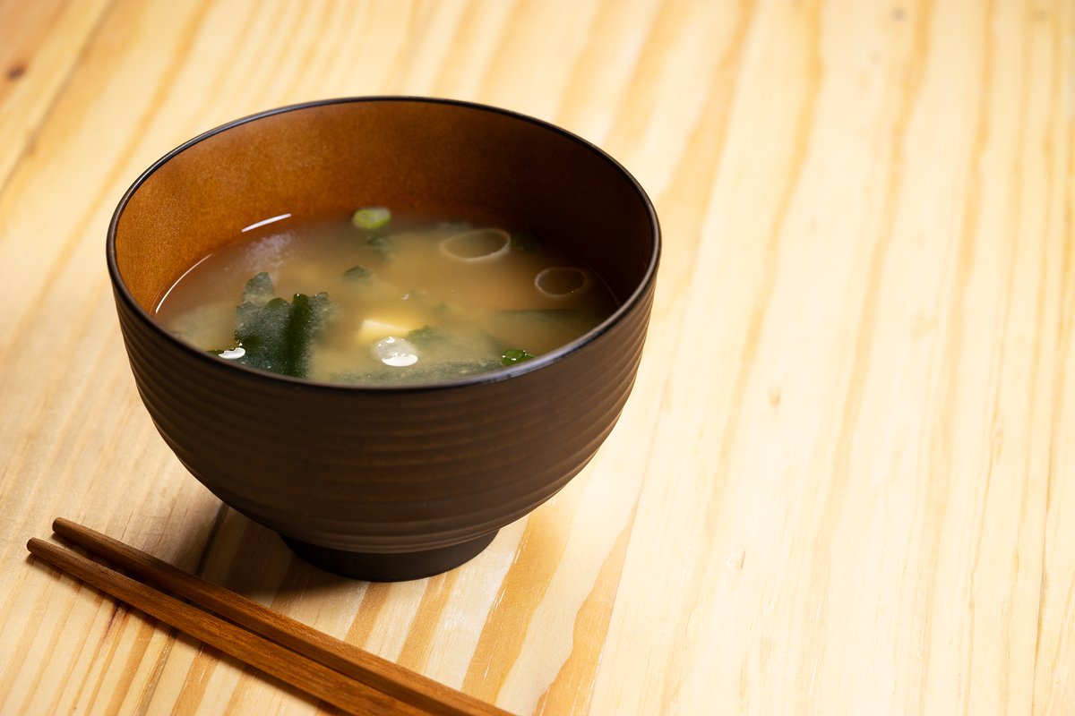 simpson_no27230's tweet photo. [Late night craving Warm miso soup with fluffy rice u0026 braised pork on the table—no rush, just comfort. ]， https://t.co/lurHUIaRXo