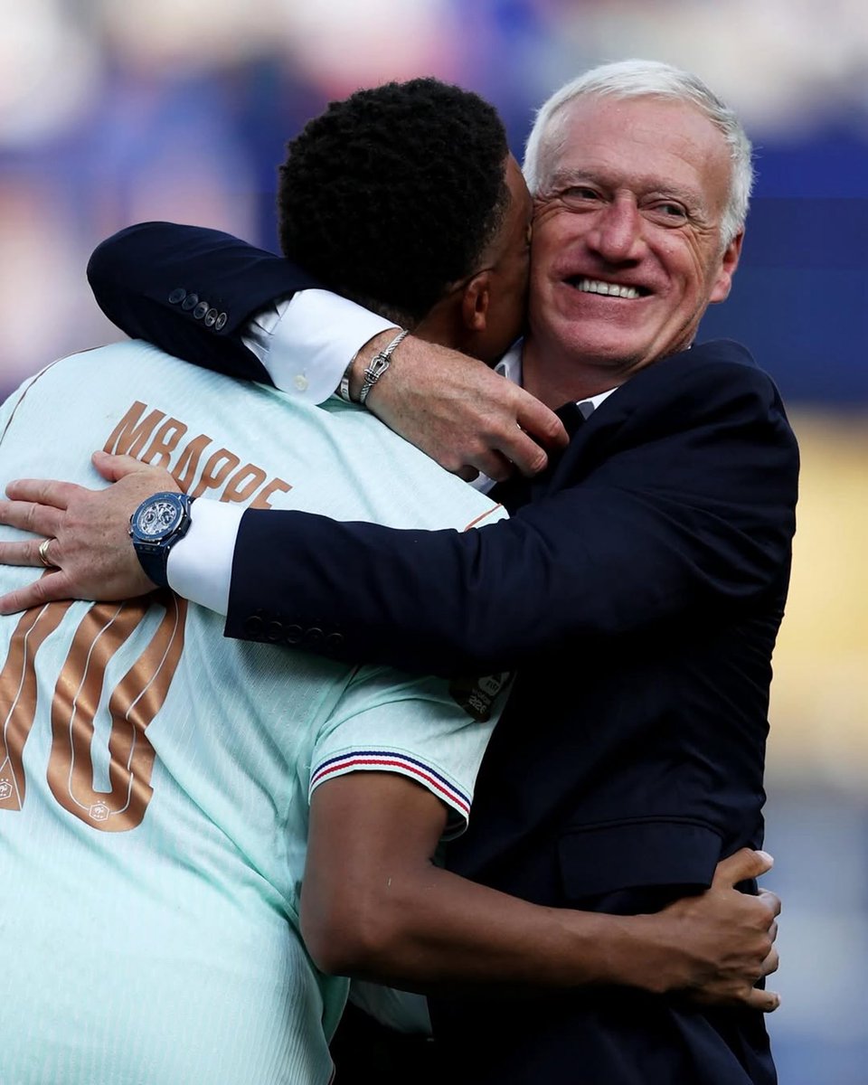 GossipRoomOff's tweet photo. 🚨 La dernière de Didier Deschamps.

Ce samedi 18 juillet à Miami, Didier Deschamps a dirigé l’équipe de France pour la toute dernière fois. Après 14 années à la tête des Bleus, le sélectionneur le plus capé de leur histoire a tourné la page à l’occasion du match pour la troisième place de la Coupe du monde 2026 face à l’Angleterre.

Ce n’était peut-être pas la finale dont il rêvait, mais cette rencontre restera celle des adieux d’un homme qui aura marqué l’histoire du football français.

Le destin lui a d’ailleurs réservé un ultime clin d’œil : en 2000, Didier Deschamps avait déjà disputé son dernier match sous le maillot des Bleus… face à l’Angleterre. ⚽️🌟🇫🇷 (via Paris Match)