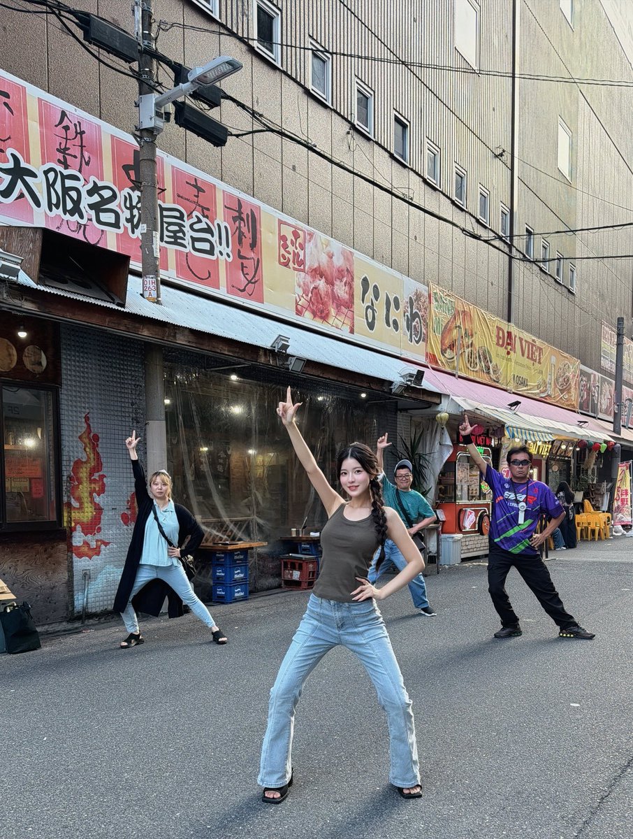Fujishiro_Reika's tweet photo. 本日はモーメント撮影会ありがとうございました📸✨
撮影会は皆さんのおかげで満枠🥹🥹
暑い中会いに来てくれた皆さんに本当に感謝です😭💖
オフ会も楽しくてずっと笑ってたな〜😂
皆と楽しい夏を共有出来て嬉しい！！🎐

最後は超高級メンバーの3人に一緒に撮ってもらいました😂😂 https://t.co/lrfvQYyCjA