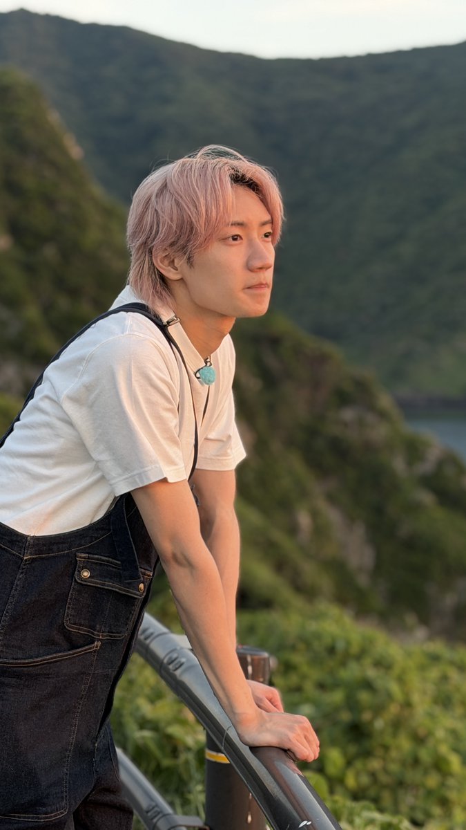 rcc_uminohi's tweet photo. 熱中"島"せんか、この夏は🍹

星輝くんが見つめるのは、
隠岐・西ノ島の先へ沈む夕日。
まっすぐな眼差し。
頭の中に浮かぶのはいったい・・・？

実は、この直前、
ダッシュする星輝くんを
スタッフが追いかける場面もあるなど、
あることで、たっくさん
「奮闘」してくれていました。

「アンガールズの絶景アイランド」
7月26日SUN14:00～15:00
何があったかぜひご確認ください 😊

#拡散お願いしますっ