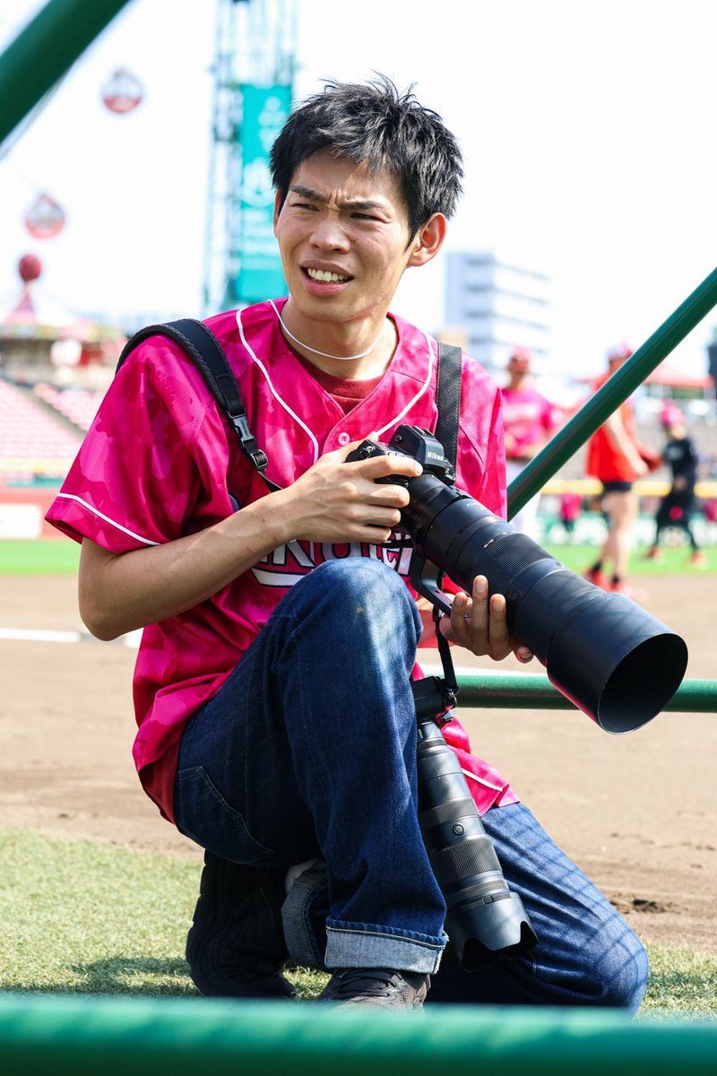 Rakuten__Eagles's tweet photo. 🐰ラヴィット×パ・リーグ スペシャルコラボ⚾

違和感ゼロでグラウンドに溶け込む1人のカメラマン。

実はその人物…
#かが屋 の加賀さんでした！💁‍♂️📷

特技の写真撮影を生かして、プロ野球選手の練習を撮影🔥

加賀さんが撮影した写真は、後日球団のSNSで公開予定です✨
お楽しみに🤭🩵

#RakutenEagles
#強鷲革新