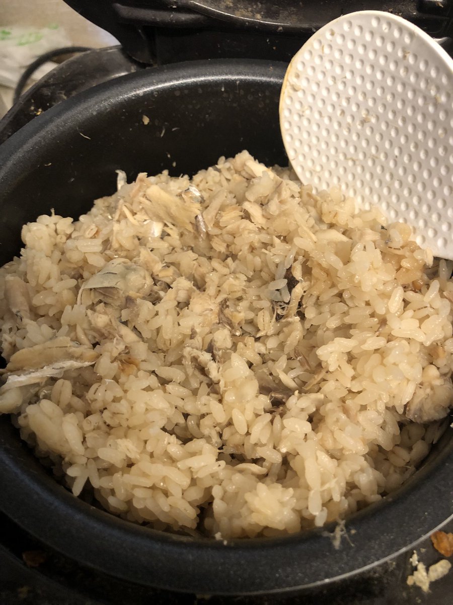 kureusu01's tweet photo. アジはアラだけでも極上のアジご飯とアラ汁が出来るんやᕦ(ò_óˇ)ᕤ https://t.co/Bb4X4ivY9q