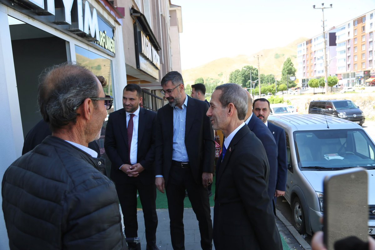 akgenclikbitlis's tweet photo. Genel Merkez MKYK Üyemiz Sn. Abdurrahman AKYÜZ, İl Başkanımız Sn. Engin GÜNCEOĞLU,il Gençlik kolları başkanımız Sn. Vahit ORAK, Bitlis Belediye Başkanımız Sn. Nesrullah TANGLAY, Merkez İlçe Başkanımız Sn. Turgay KURTKAN ile birlikte;

Bitlis’te esnaf ziyaretleri gerçekleştirerek kıymetli esnaflarımızla bir araya geldik. Samimi sohbetler eşliğinde talep ve önerileri dinleyip, hasbihâl etme imkânı bulduk.

Misafirperverlikleri ve sıcak karşılamaları için tüm esnafımıza gönülden teşekkür ediyor, bereketli ve hayırlı kazançlar diliyoruz.

@T_Bedirhanoglu